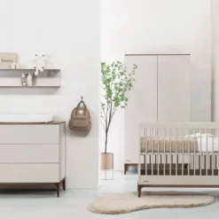 Kidsmill Intense Babykamer Oatmeal/Walnoot | Ledikant 60 x 120 cm + Commode