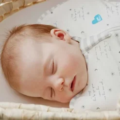 Love to Dream Inbakerslaapzak - Swaddle Up™ - 0-3 Maanden - Wit met Tekst