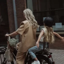 Urban Iki Junior Fietsstoeltje - Bincho Black/Inaho Beige - Met Montagekader